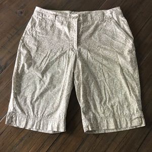 Kim Rogers size 10P tan & white floral shorts